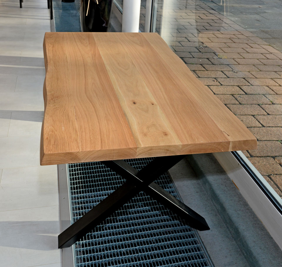 Couchtisch STERLING + XAVERIA, Tischplatte mit natürlicher Baumkante, Wildeiche massiv, Roheffekt geölt, Untergestell aus schwarzem Metall Couchtisch STERLING + XAVERIA, Tischplatte mit natürlicher Baumkante, Wildeiche massiv, Roheffekt geölt, Untergestell aus schwarzem Metall