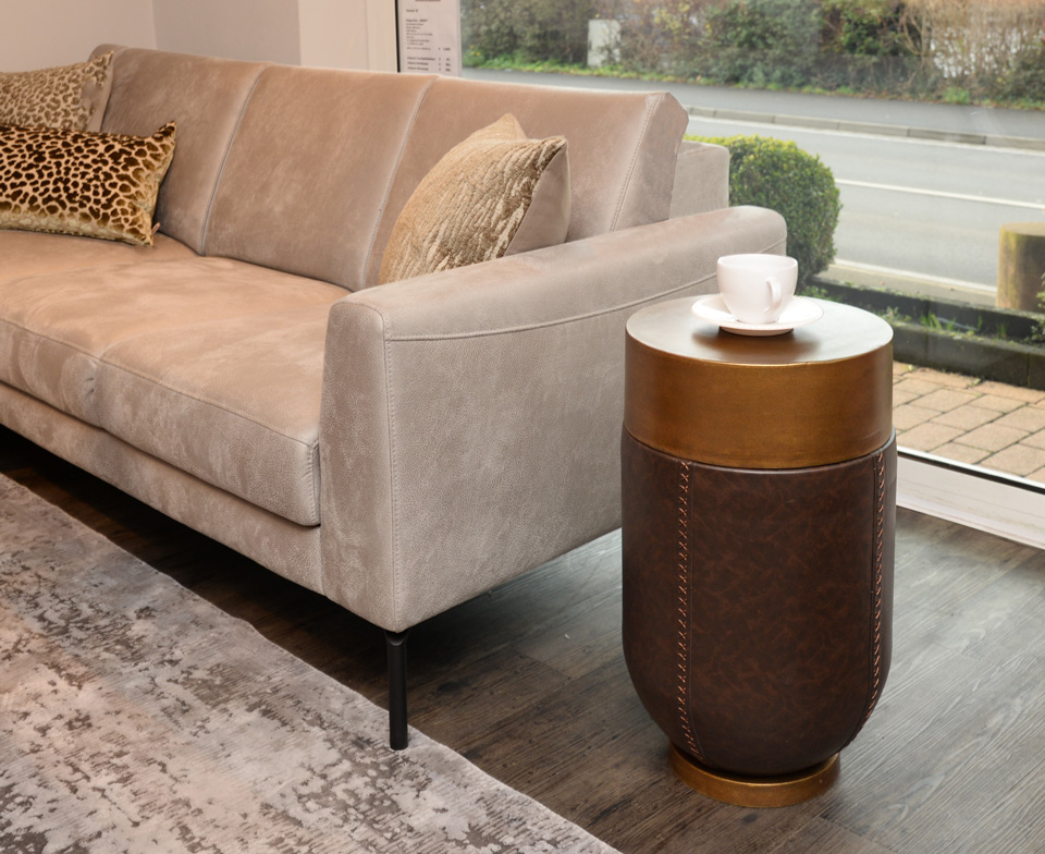 Beistelltisch BRASS, Aluminium messingfarben, Ummantelung im Lederlook