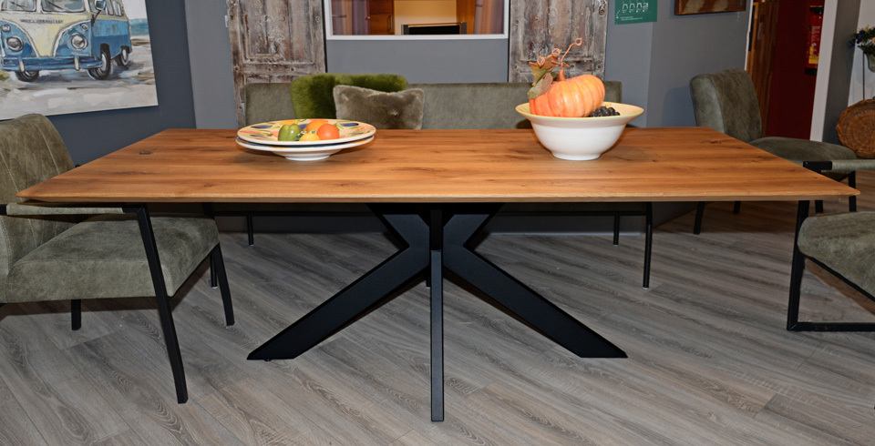 Esstisch SCHWYZ, Wildeiche massiv, Schweizer Kante