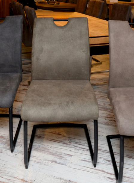 Stuhl EMMA, Freischwinger mit schwarzem Untergestell und Griff an der Rückenlehne