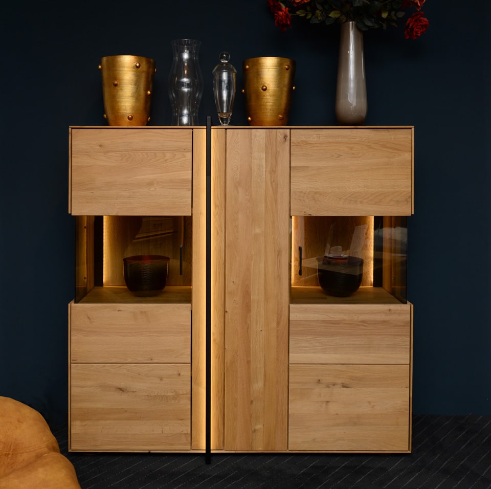 Highboard LUMBER aus Eiche massiv, roheffekt geölt, Front- und Rückwandbeleuchtung Highboard LUMBER aus Eiche massiv, roheffekt geölt, Front- und Rückwandbeleuchtung