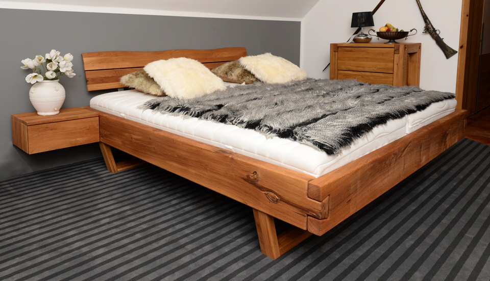 Bett DEAUVILLE, Bohlen-Doppelbett, Kopfteil mit natürlicher Baumkante, Massivholz Wildeiche mit Wuchsrissen, Holz-Schwebekufe Bett DEAUVILLE, Bohlen-Doppelbett, Kopfteil mit natürlicher Baumkante, Massivholz Wildeiche mit Wuchsrissen, Holz-Schwebekufe