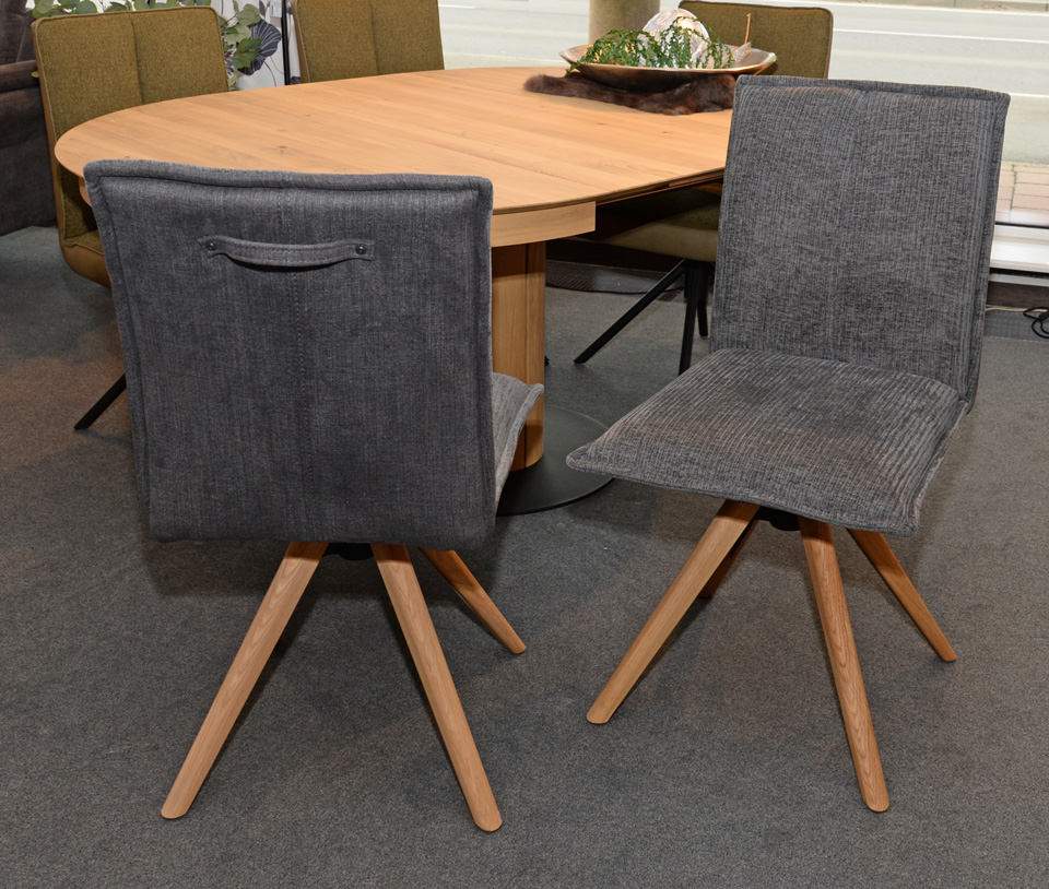 Stuhl DIAS U, Spidergestell aus Massivholz, Griff im Rücken, innen und außen unterschiedlich bezogen