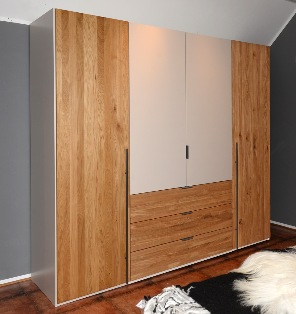 Kleiderschrank HUNTER, Holztüren und Schubladen aus Massivholz, Korpus MDF Kleiderschrank HUNTER, Holztüren und Schubladen aus Massivholz, Korpus MDF