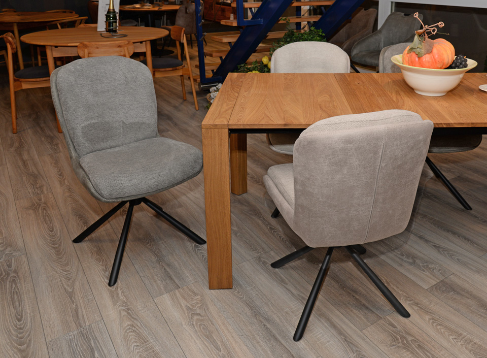 Stuhl JODIE, drehbares Metallgestell, Vorder- und Rückseite unterschiedlich bezogen Stuhl JODIE, drehbares Metallgestell, Vorder- und Rückseite unterschiedlich bezogen