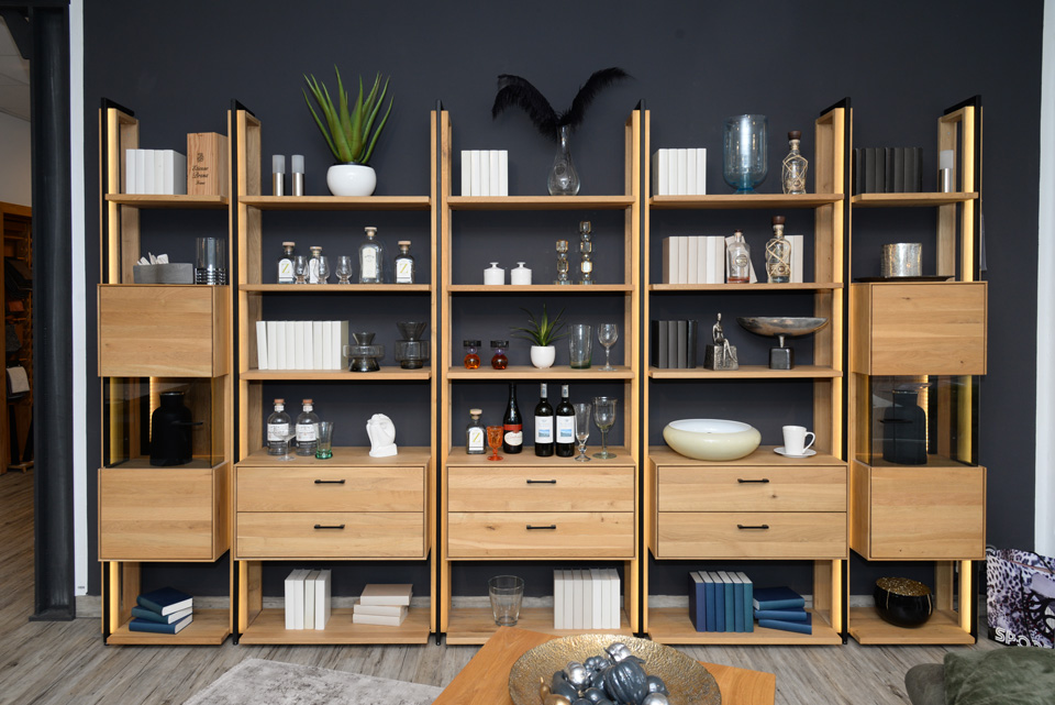 Stauraum-Regalwand LUMBER, Eiche massiv, roheffekt geölt, Front- und Rückwandbeleuchtung, Schubladen und Schränke