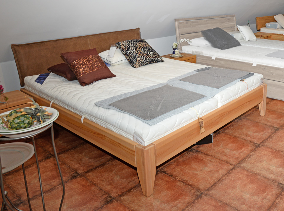 Bett SYSTEMBETT, Massivholz Kernbuche, Doppelbett mit Nachtkonsolen, Normalhöhe 39 cm, Kopfteil Leder braun