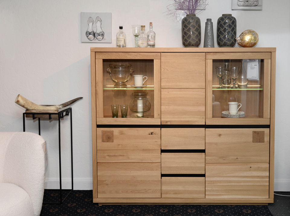 Wohnzimmerschränke BREGENZ, Highboard aus massiver Wildeiche, Roheffekt geölt mit Hirnholzapplikationen Wohnzimmerschränke BREGENZ, Highboard aus massiver Wildeiche, Roheffekt geölt mit Hirnholzapplikationen