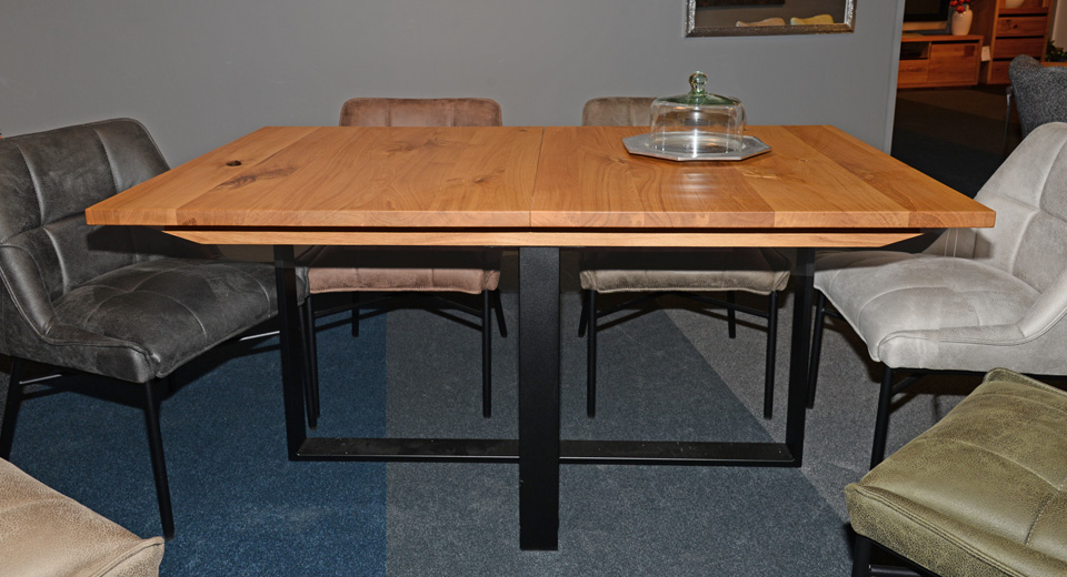 Esstisch LAGO-TURINO. ausziehbar, Ureiche massiv und Rohstahl-Untergestell, schwarz pulverbeschichtet