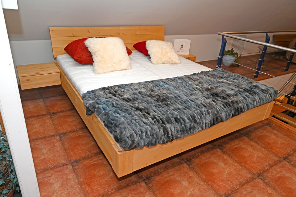 Bett PLÖN mit Schwebekufe aus Holz, Kiefer massiv Bett PLÖN mit Schwebekufe aus Holz, Kiefer massiv