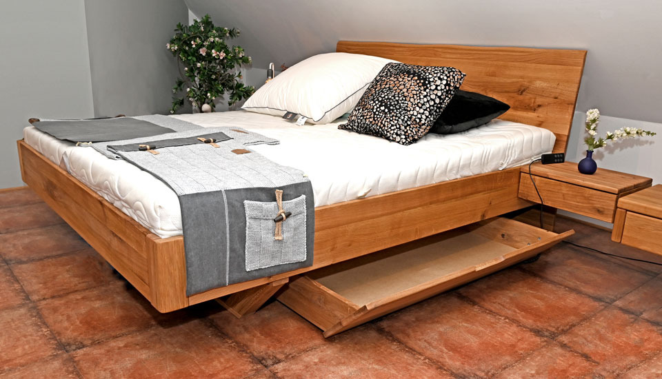 Bett SAINT-MALO 2, Wildeiche massiv mit Schwebekufe, Nachtkonsolen und Schublade Bett SAINT-MALO 2, Wildeiche massiv mit Schwebekufe, Nachtkonsolen und Schublade