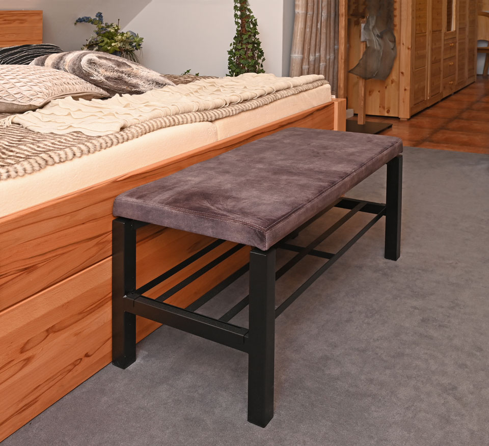 Bank SUITE, gepolstert und mit Ablagerost Bank SUITE, gepolstert und mit Ablagerost