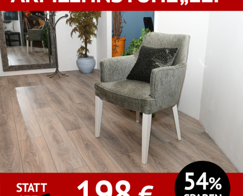 Sessel ELY hat Armlehnen und ein helles Holzuntergestell