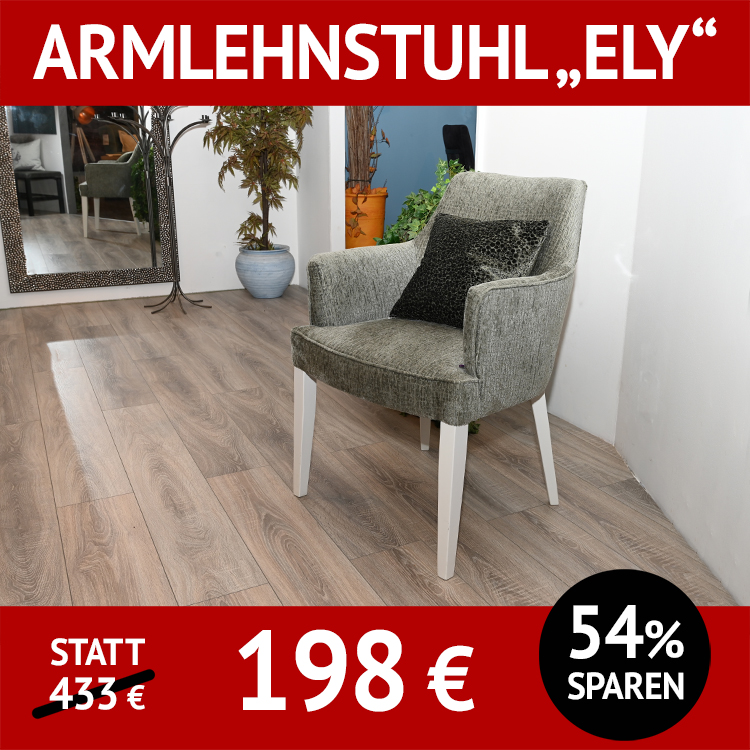 Sessel ELY hat Armlehnen und ein helles Holzuntergestell
